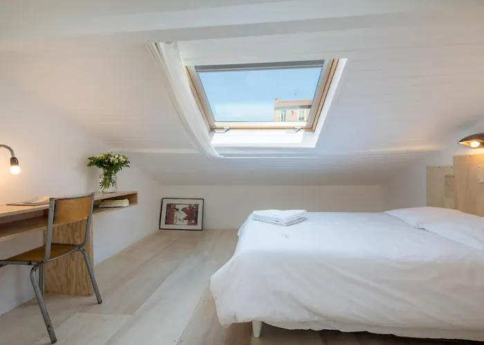 ゲストハウス La Mansarde Du Port Familly ニース